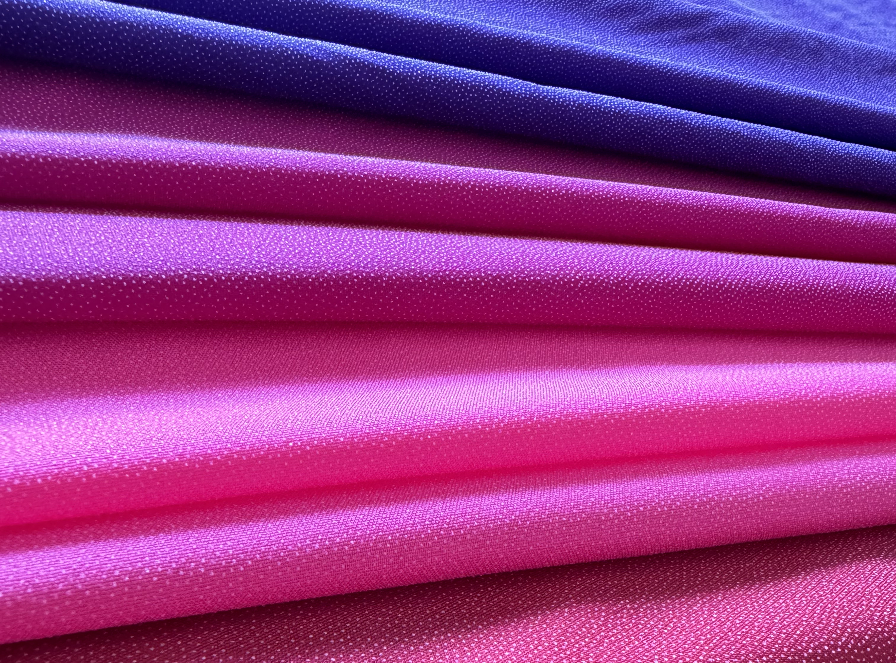 �м���ɫ�r��